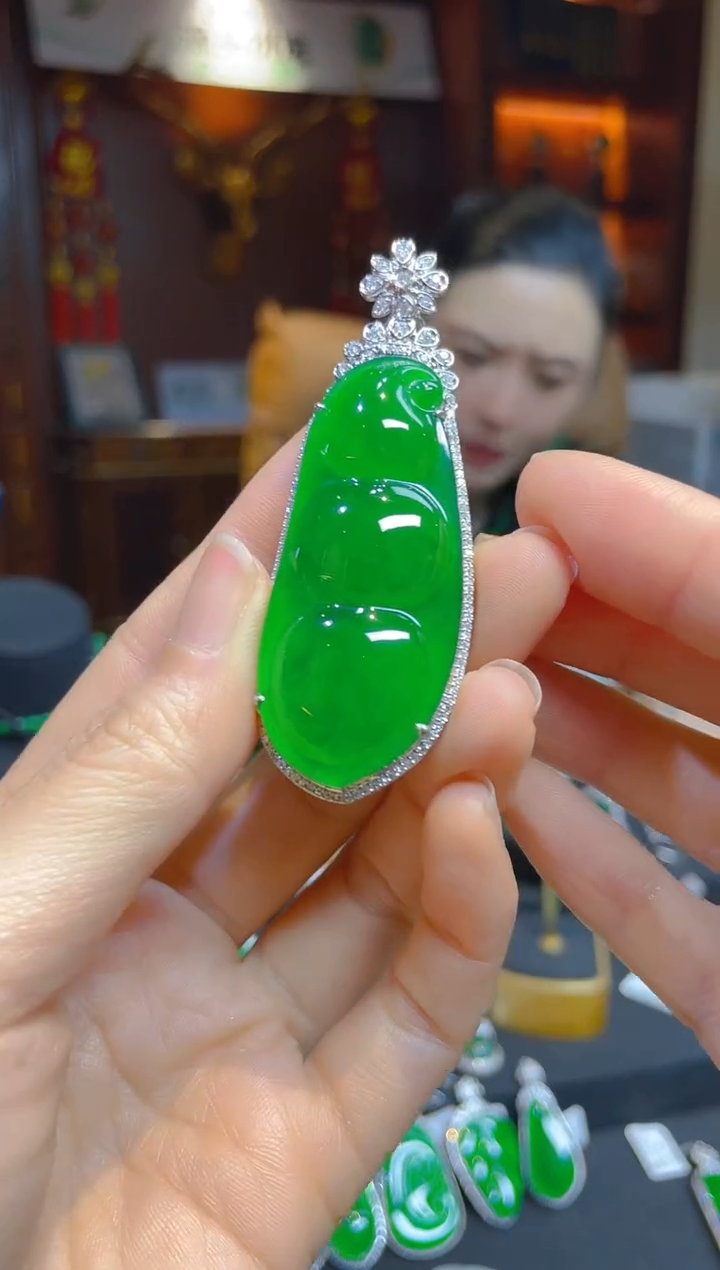 【闪购商品】翡翠颈饰18K金镶嵌119705天然A货翡翠豆子