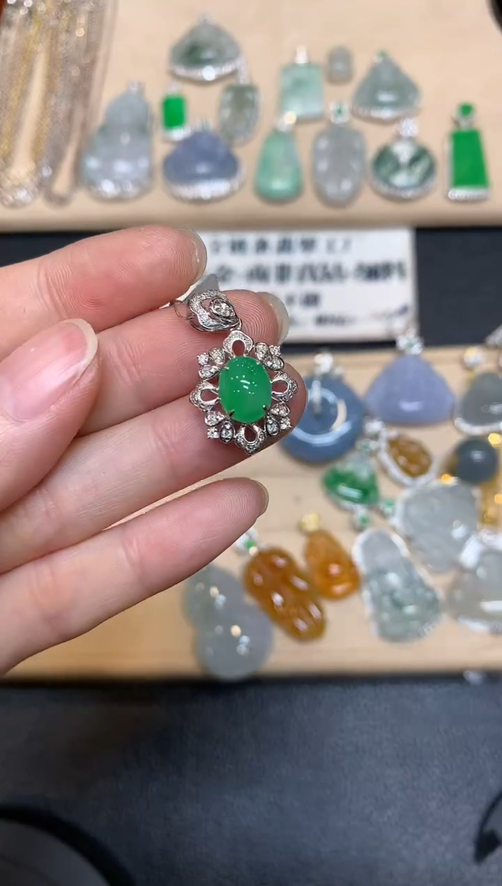 【闪购商品】翡翠颈饰18K金镶嵌蛋面【无服务费】