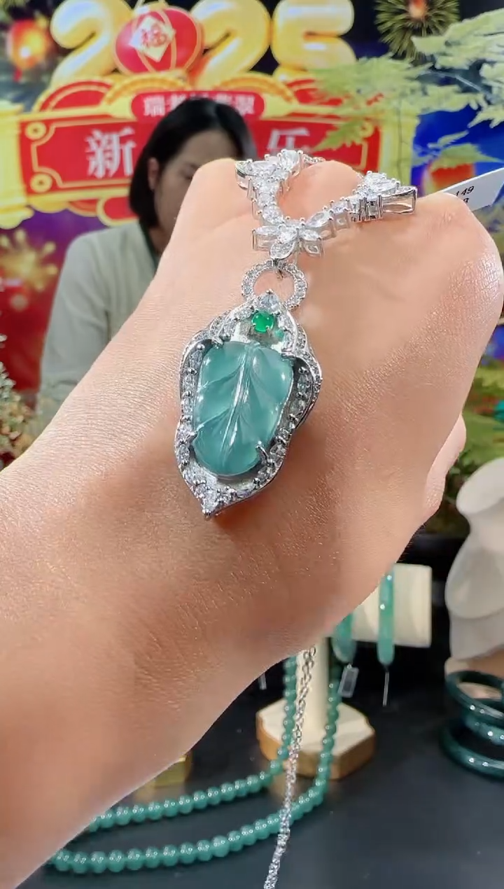 【闪购商品】翡翠吊坠(赠链)合金叶子多样性发一