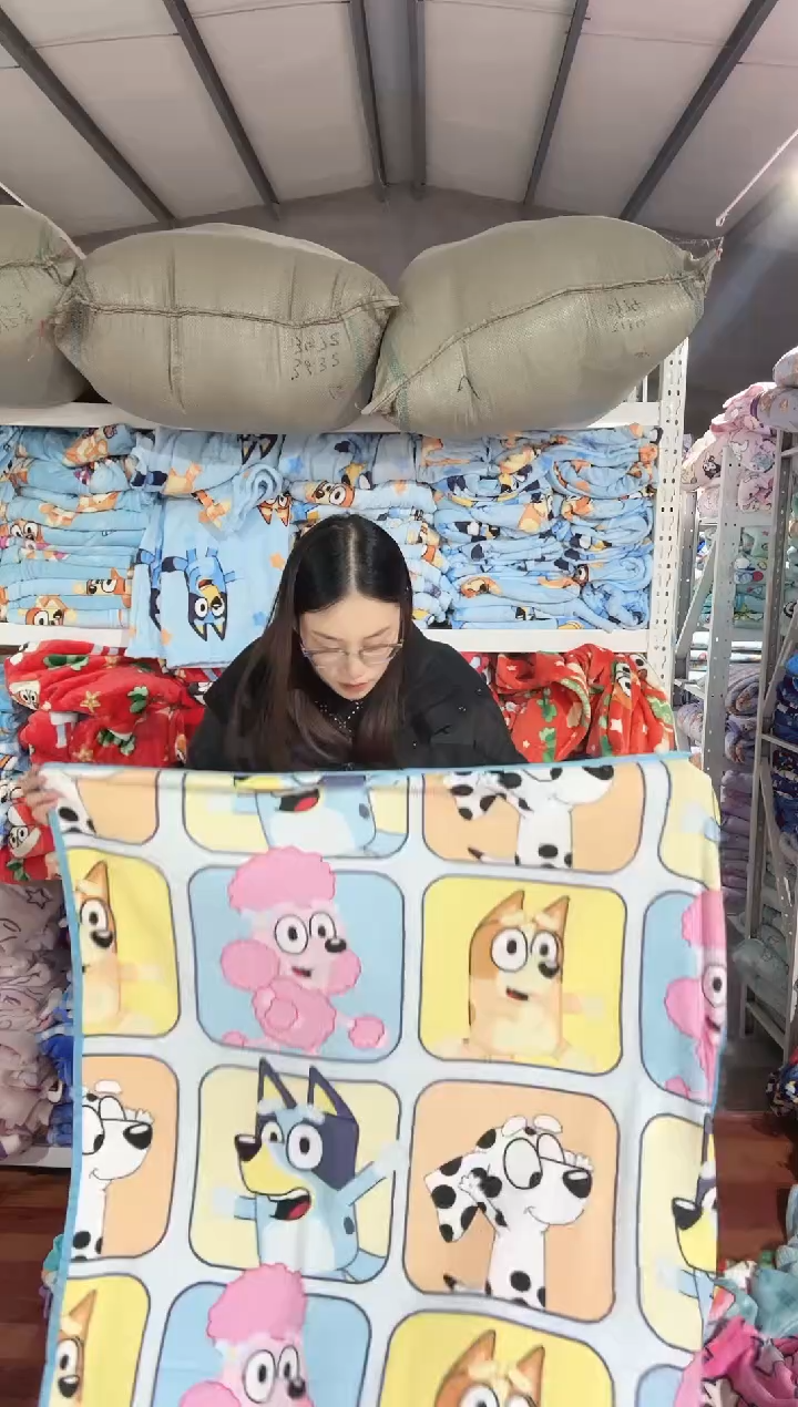 满35包邮       瑕疵     100*110左右   绒毯子    到手2条  