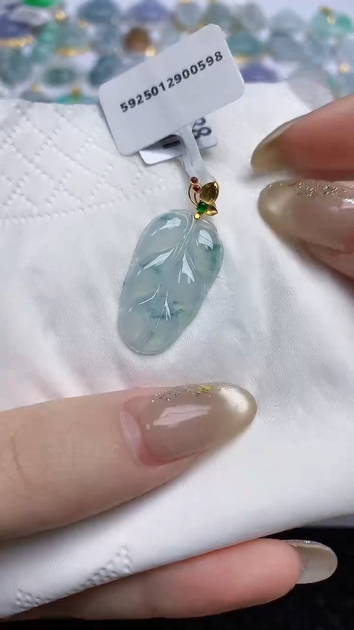 【闪购商品】翡翠颈饰未镶嵌天然A货翡翠 