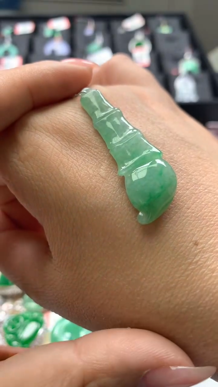 【闪购商品】翡翠颈饰未镶嵌毛笔