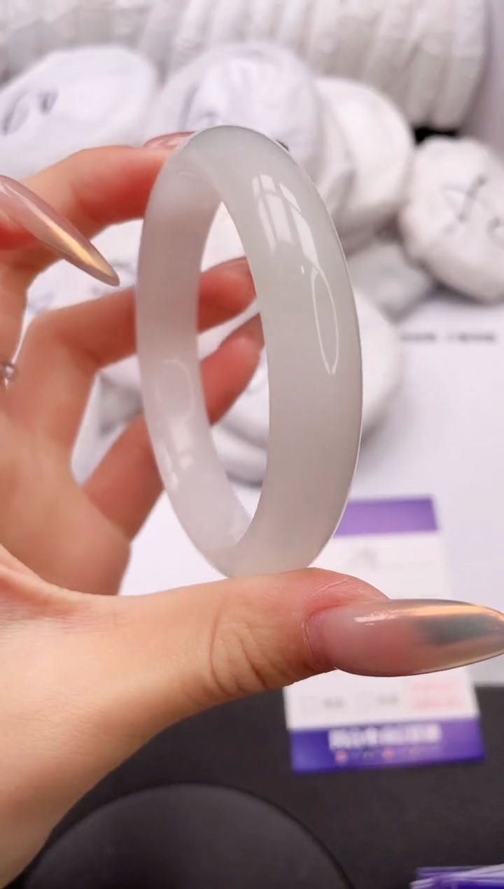 【闪购商品】石英质玉手镯未镶嵌26K241-56