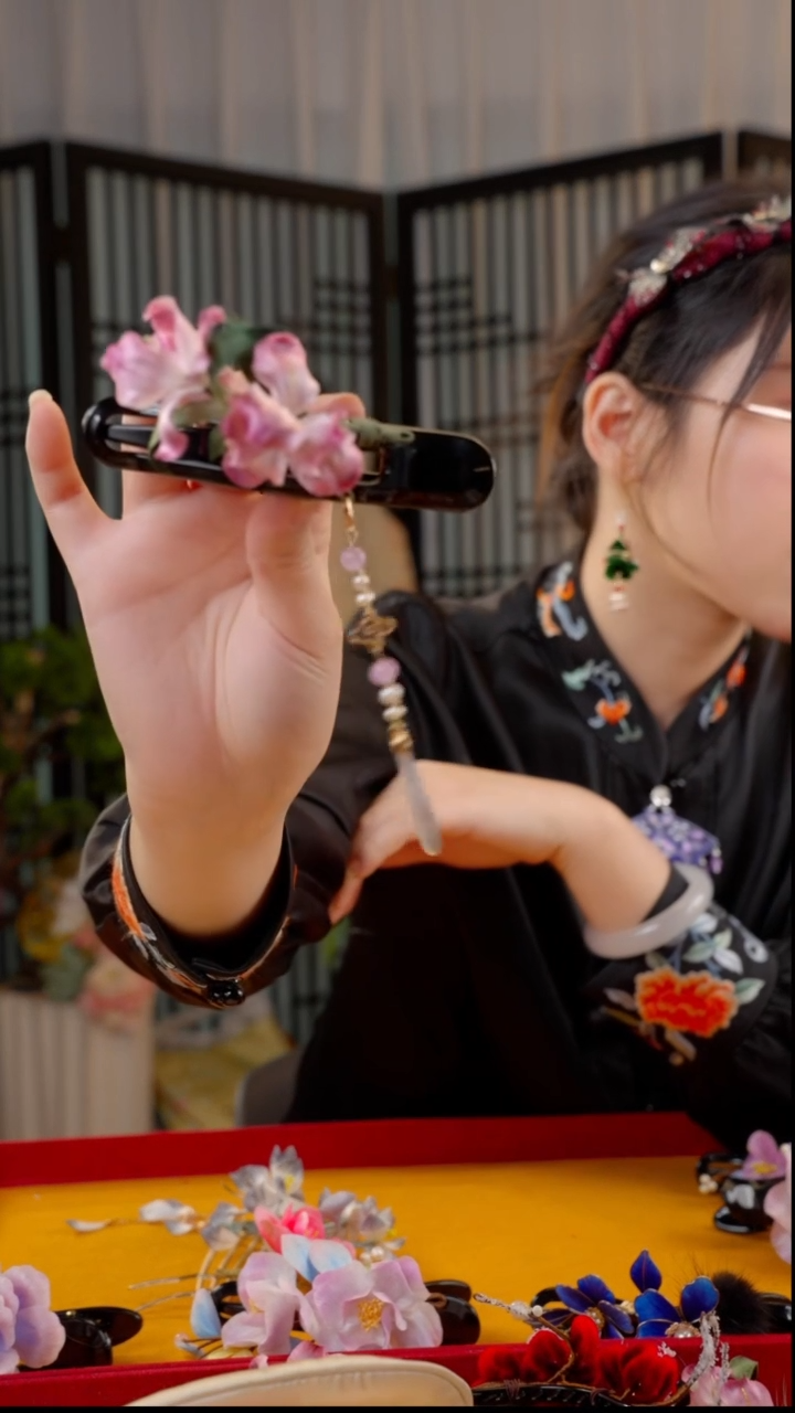 刺绣非遗绒花苏绣饰品