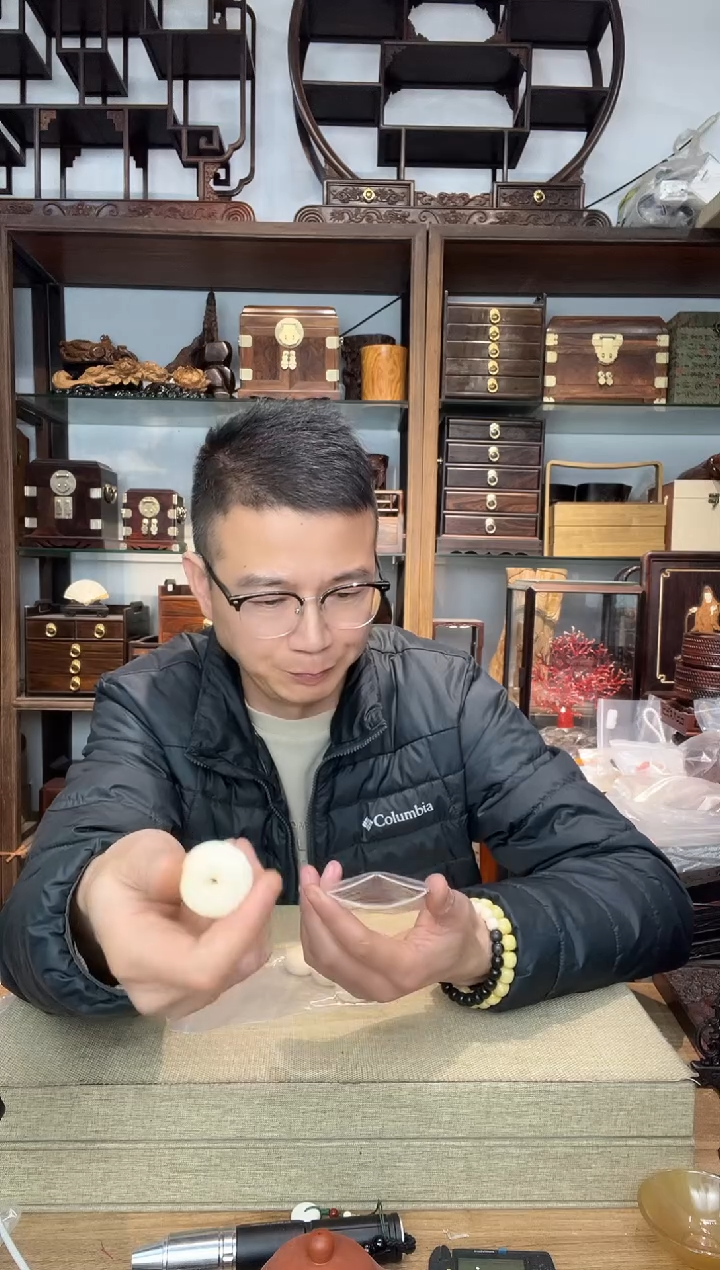 乌木类书架k****徐841猛犸高品面包扣21.4克