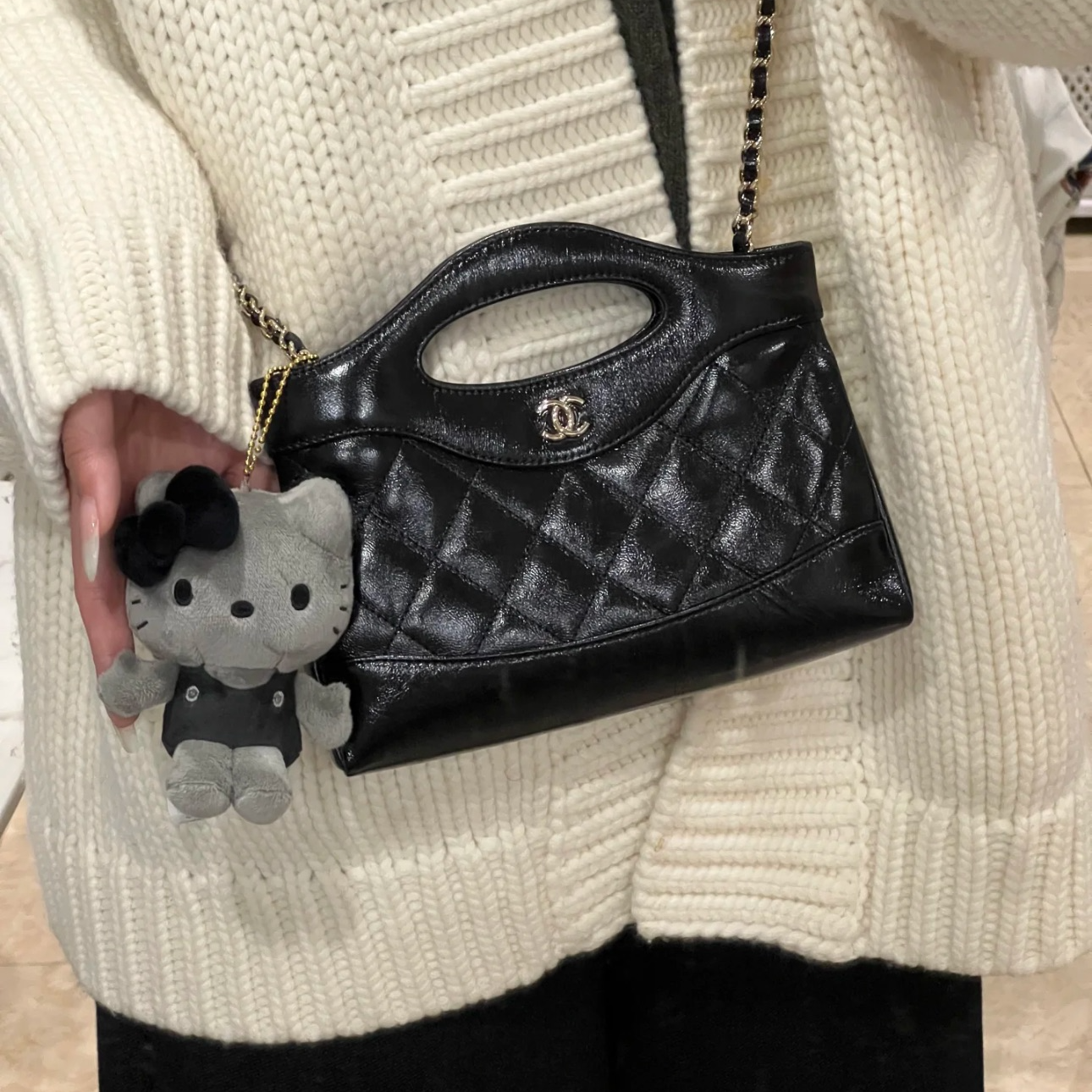 【大阪限定】Hello Kitty 26年新版炭黑配色Kitty钥匙扣玩偶