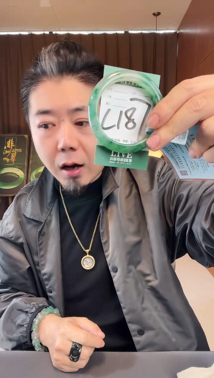 【闪购商品】石英质玉手镯未镶嵌非洲翠