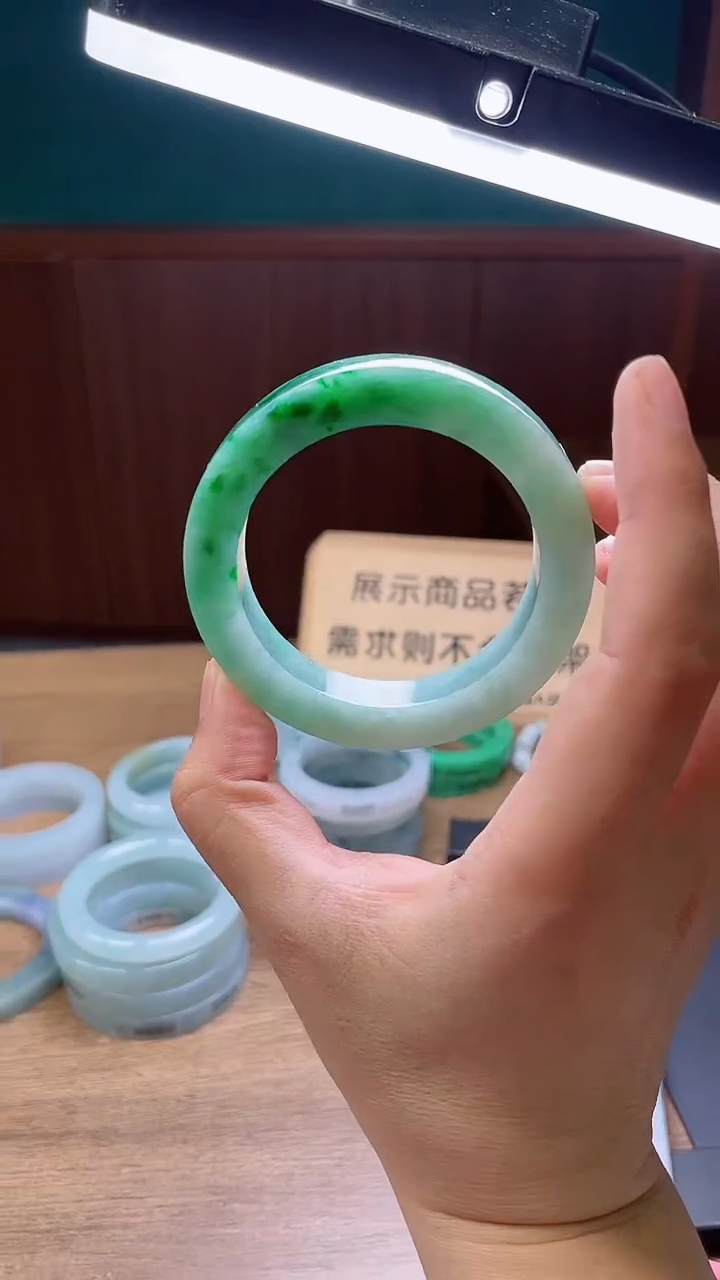 定制翡翠手镯未镶嵌被****?定制