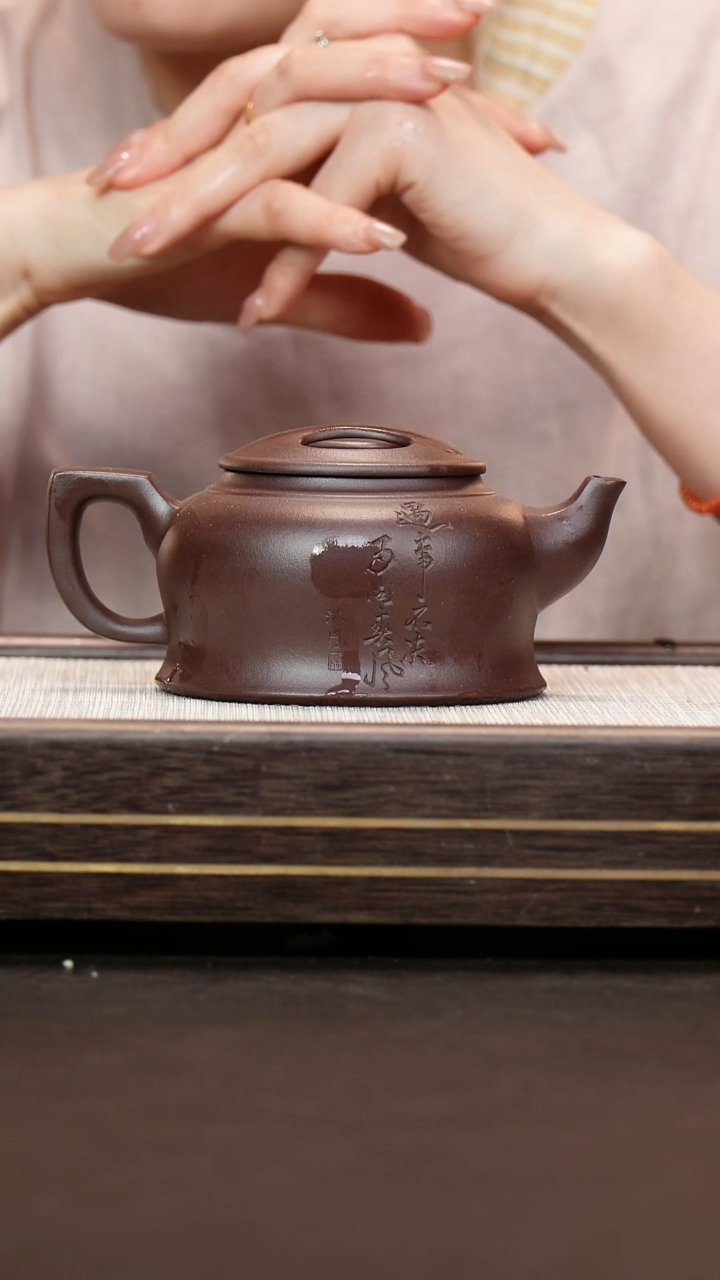 茶壶紫砂深井 紫泥 刻绘牛盖莲子 