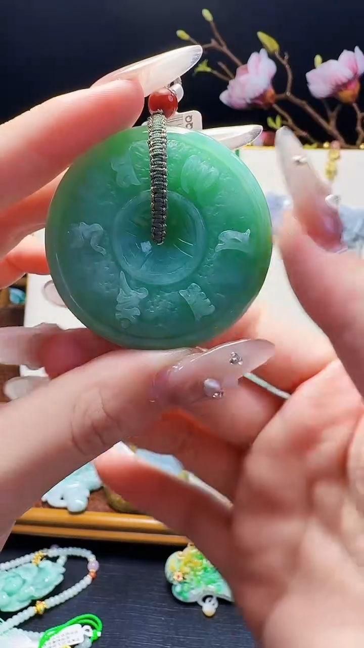 翡翠未镶嵌颈饰平安扣