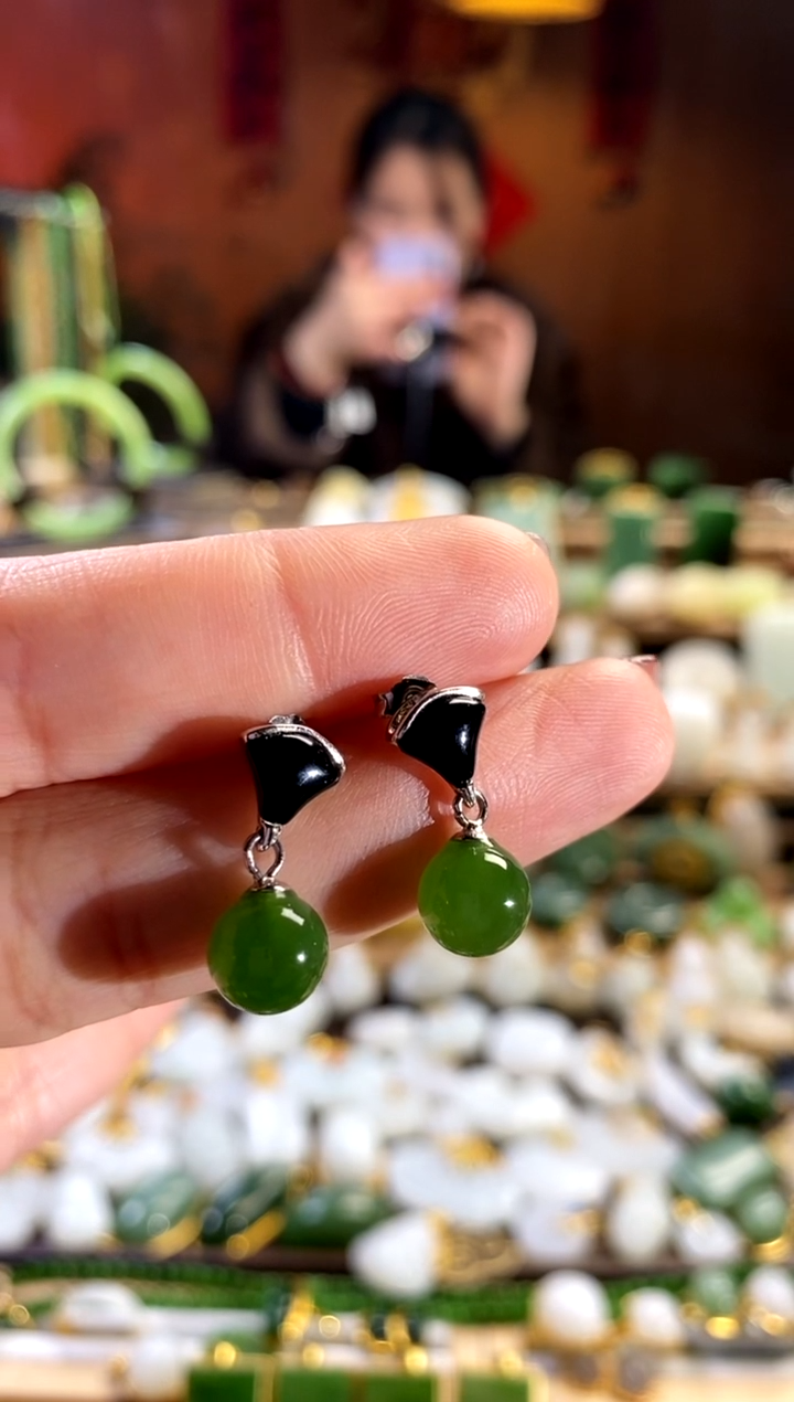 【闪购商品】和田玉耳饰银S925镶嵌。