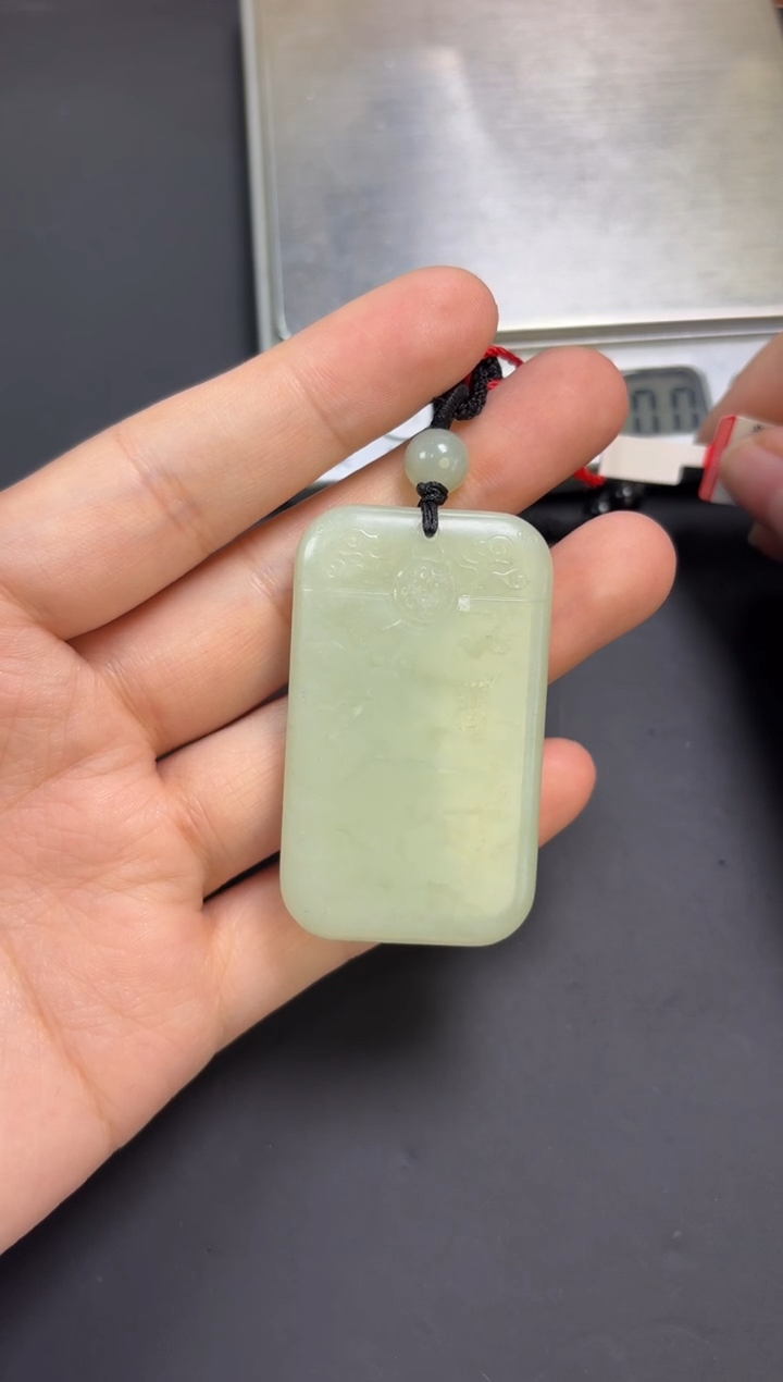 【闪购商品】和田玉吊坠(赠链)未镶嵌 且末微色差迪克兰吊坠