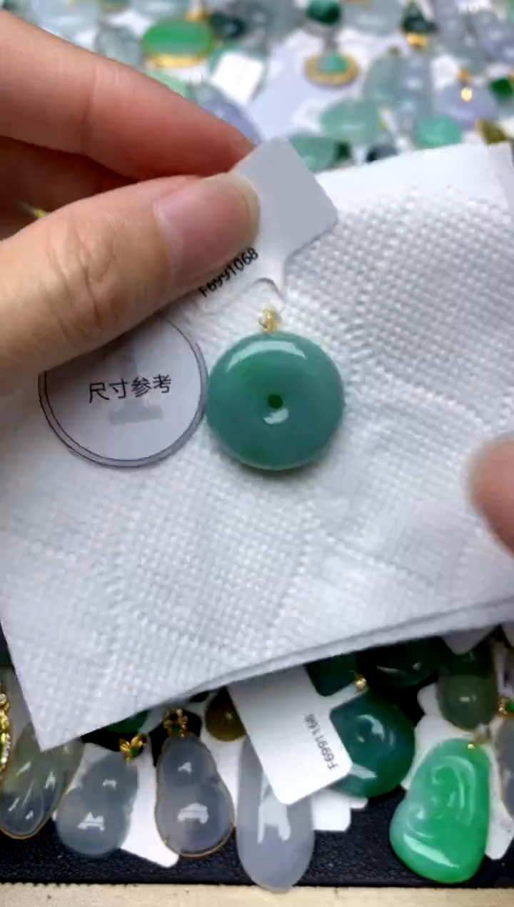 颈饰18K金镶嵌翡翠天然A货翡翠