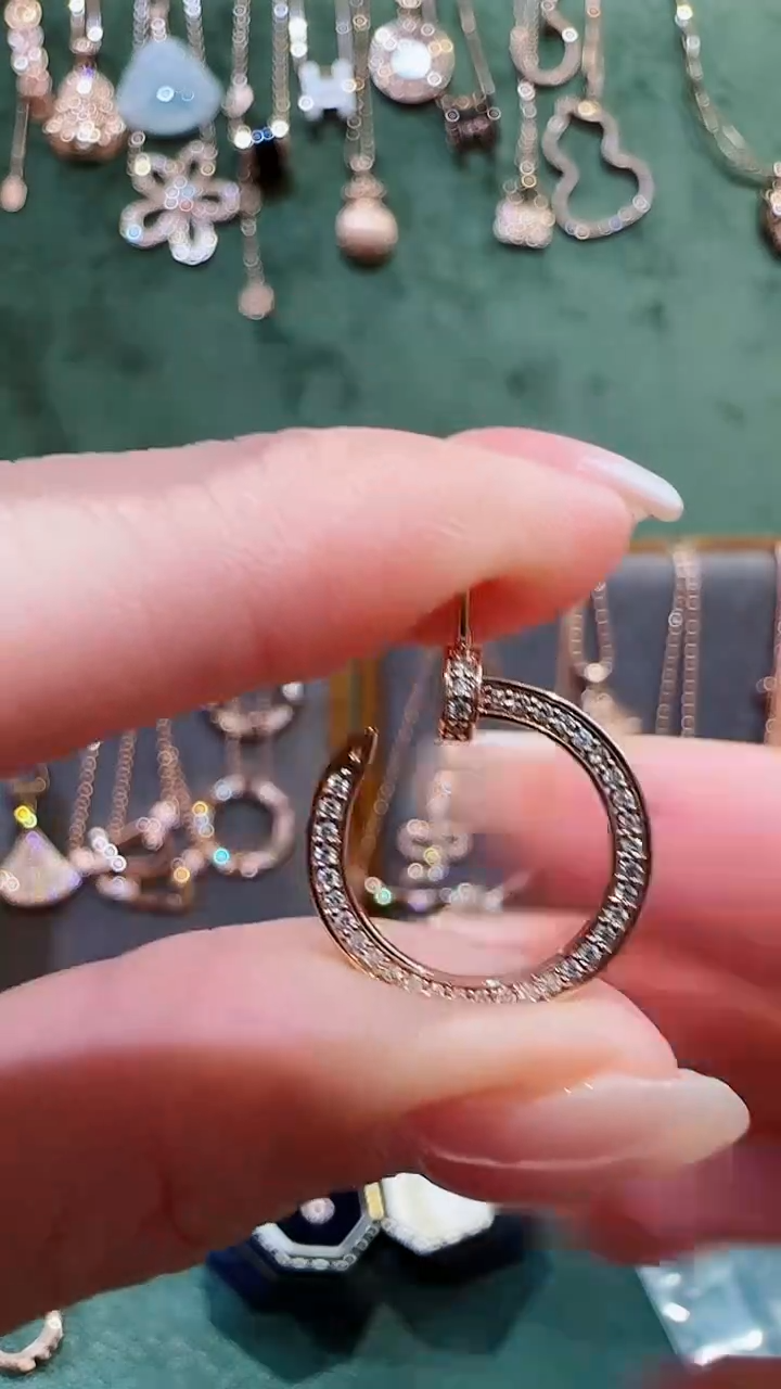 【闪购商品】钻石吊坠(不含链)18K金镶嵌18K金钻石钉子吊坠