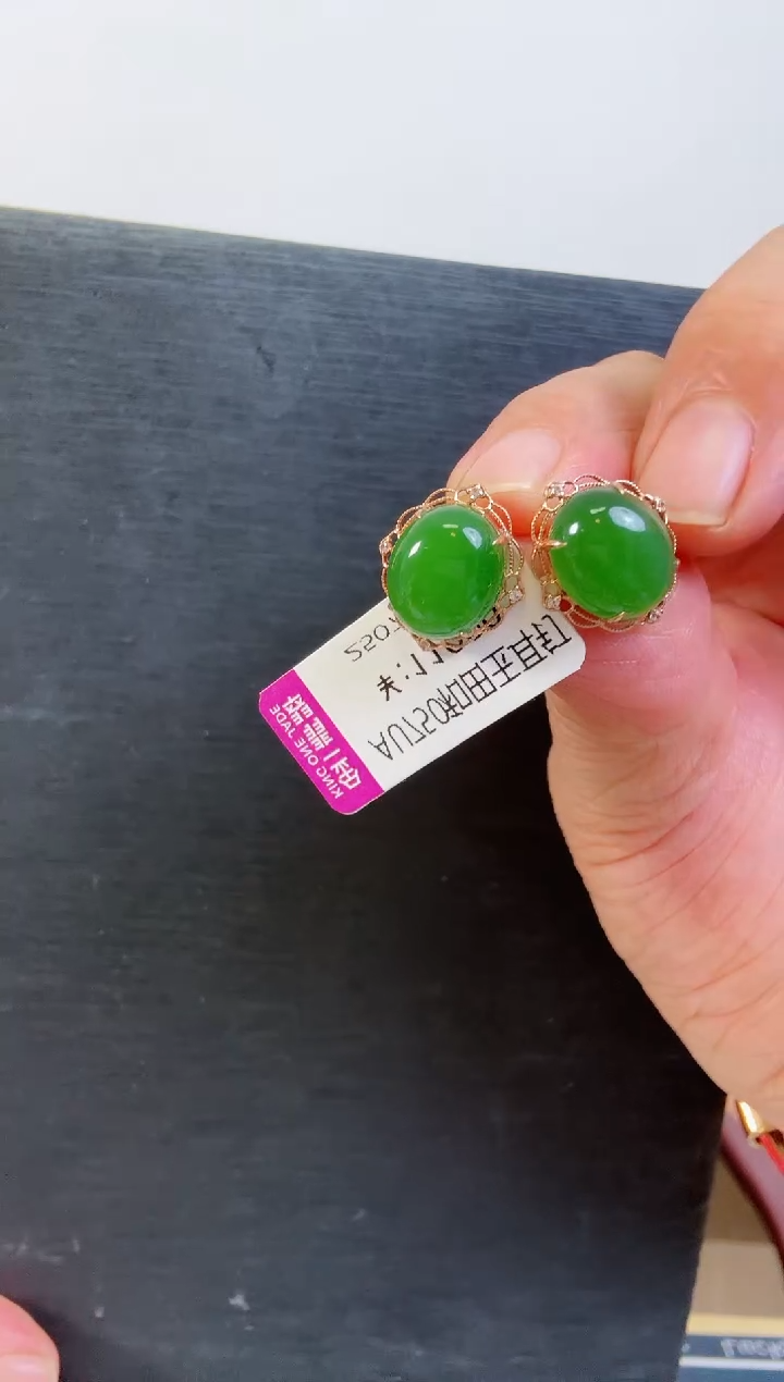 18K金镶嵌和田玉耳饰耳钉