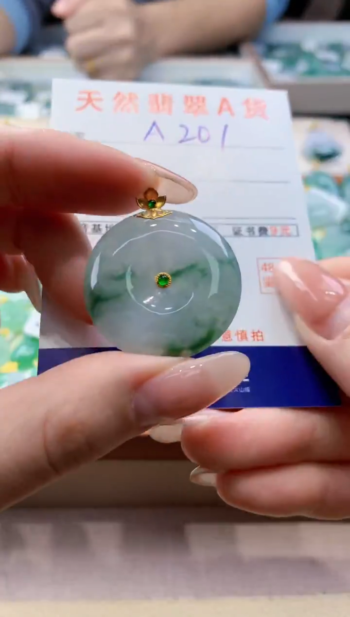 颈饰18K金镶嵌翡翠天然翡翠挂件  