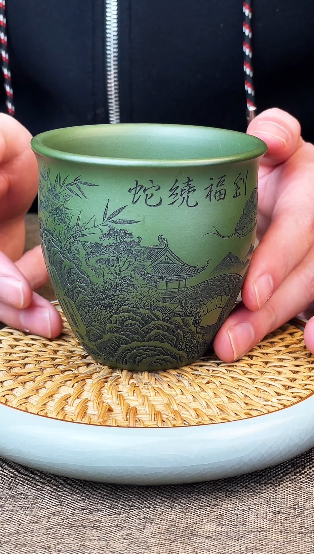 蛇绕福到 泥中翡翠主人杯
