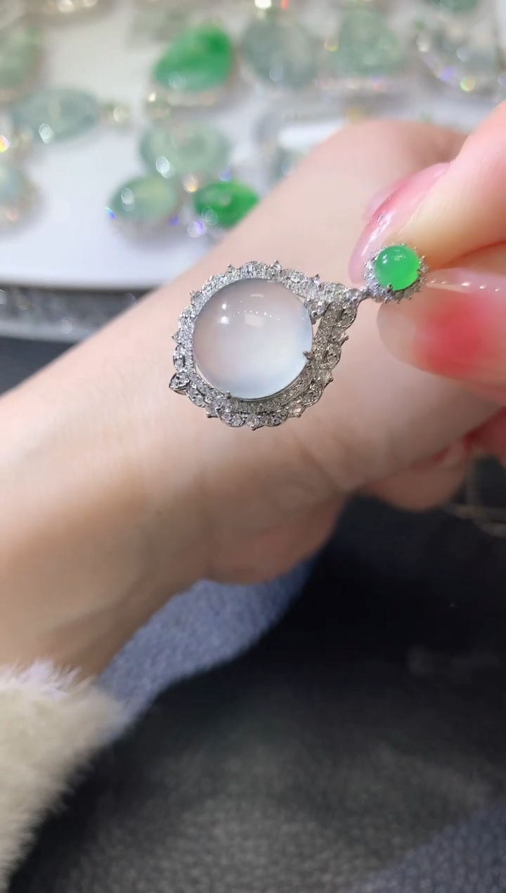 【闪购商品】翡翠吊坠(不含链)18K金镶嵌C48