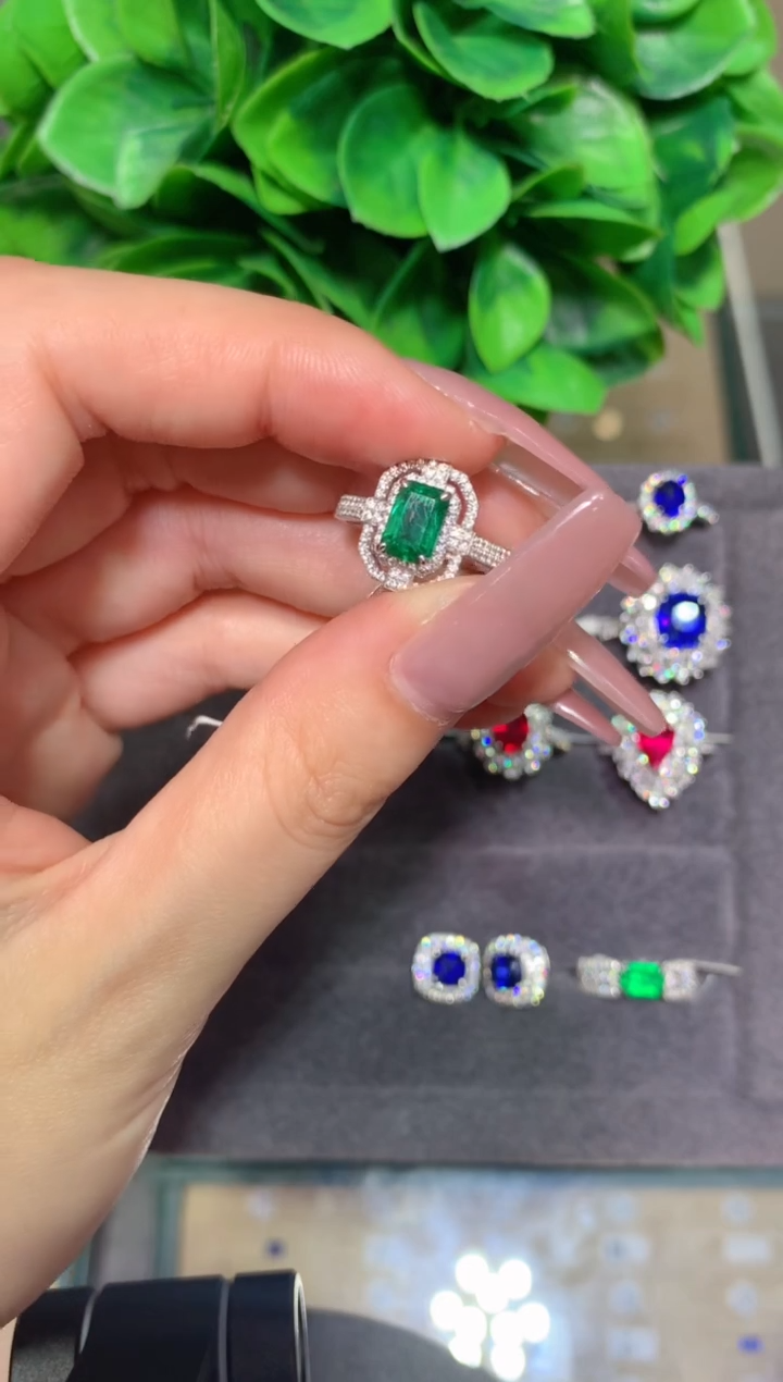 18K金镶嵌戒指祖母绿1.3CT