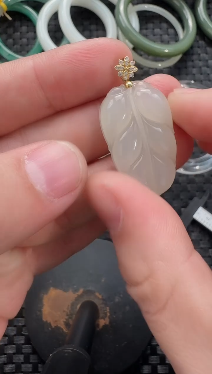 颈饰18K金镶嵌和田玉叶子