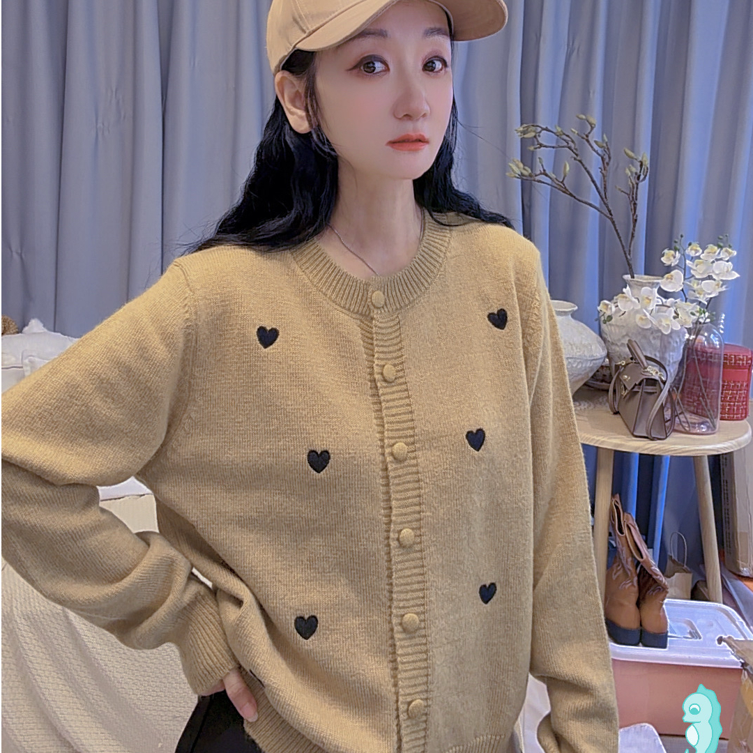 M53I001慕之淇羊毛单排扣软糯甜美风爱心刺绣针织开衫