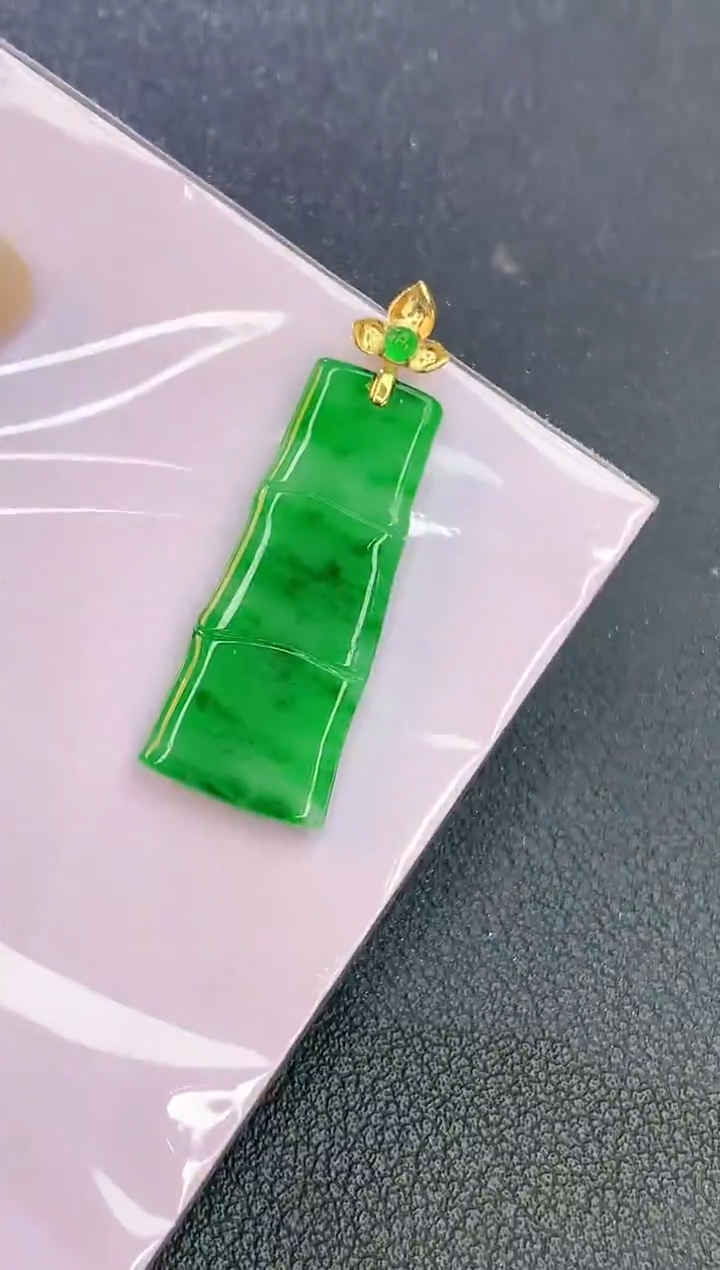 颈饰18K金镶嵌翡翠赠礼盒 麦麦