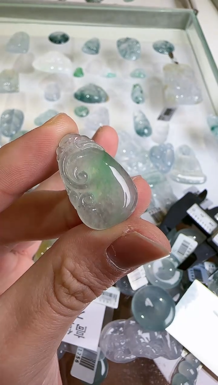 【闪购商品】翡翠吊坠(不含链)未镶嵌··