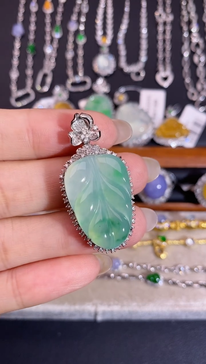 颈饰18K金镶嵌翡翠吊坠