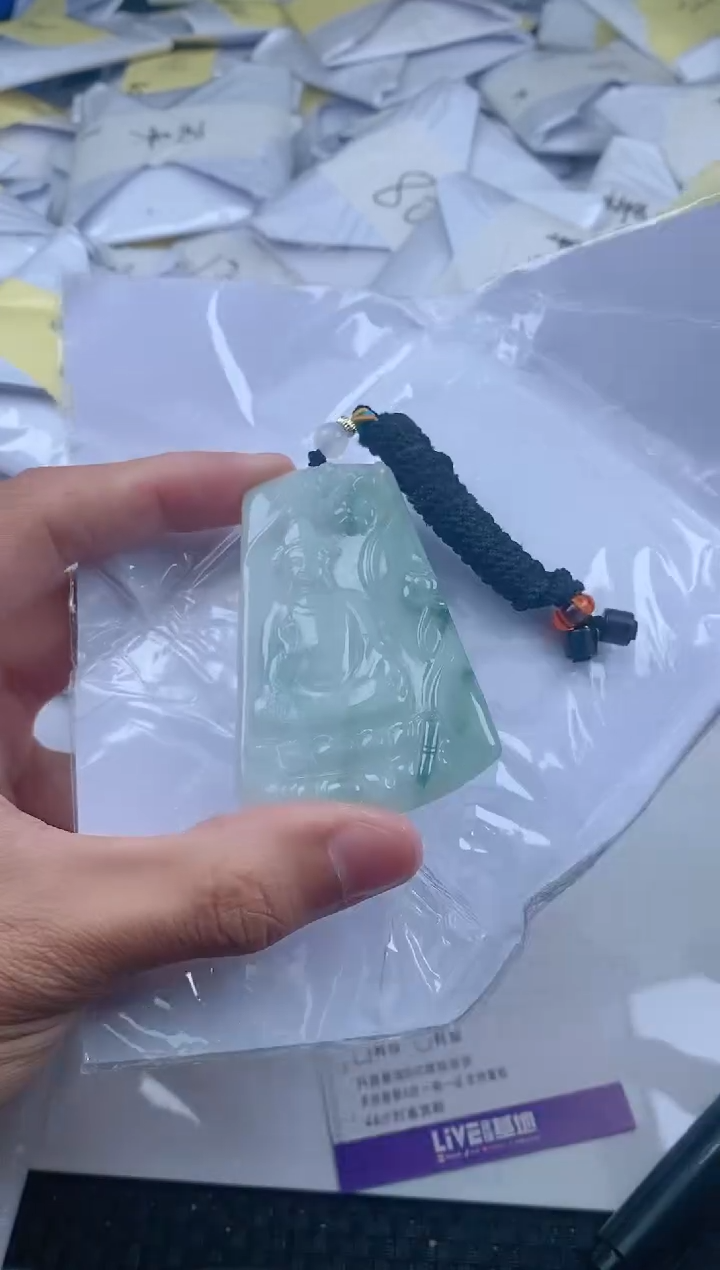 翡翠未镶嵌颈饰         