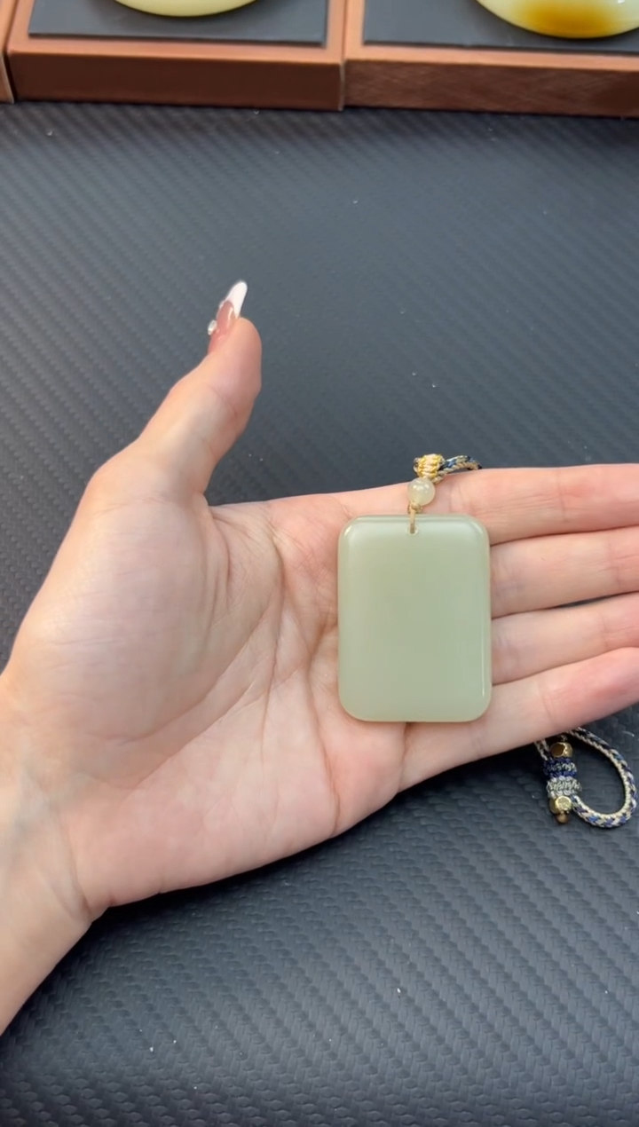 【闪购商品】和田玉吊坠(赠链)未镶嵌且末微色差迪克兰吊坠