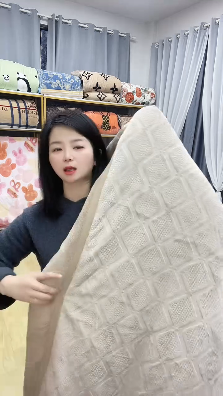 牛奶绒200*230卡其雕花被子