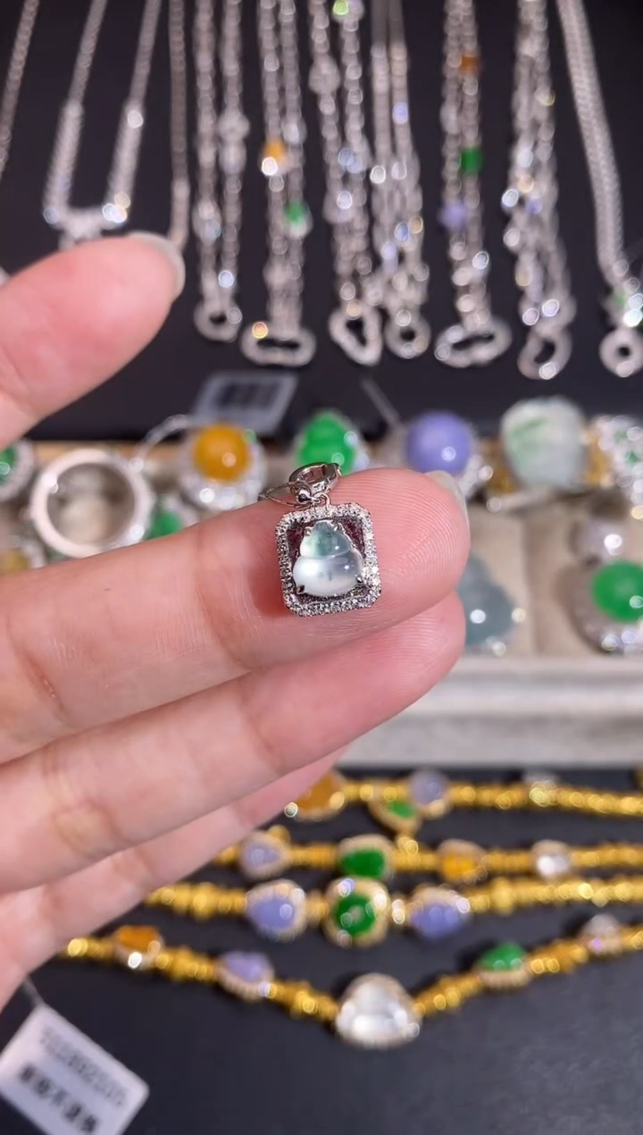 颈饰18K金镶嵌翡翠吊坠