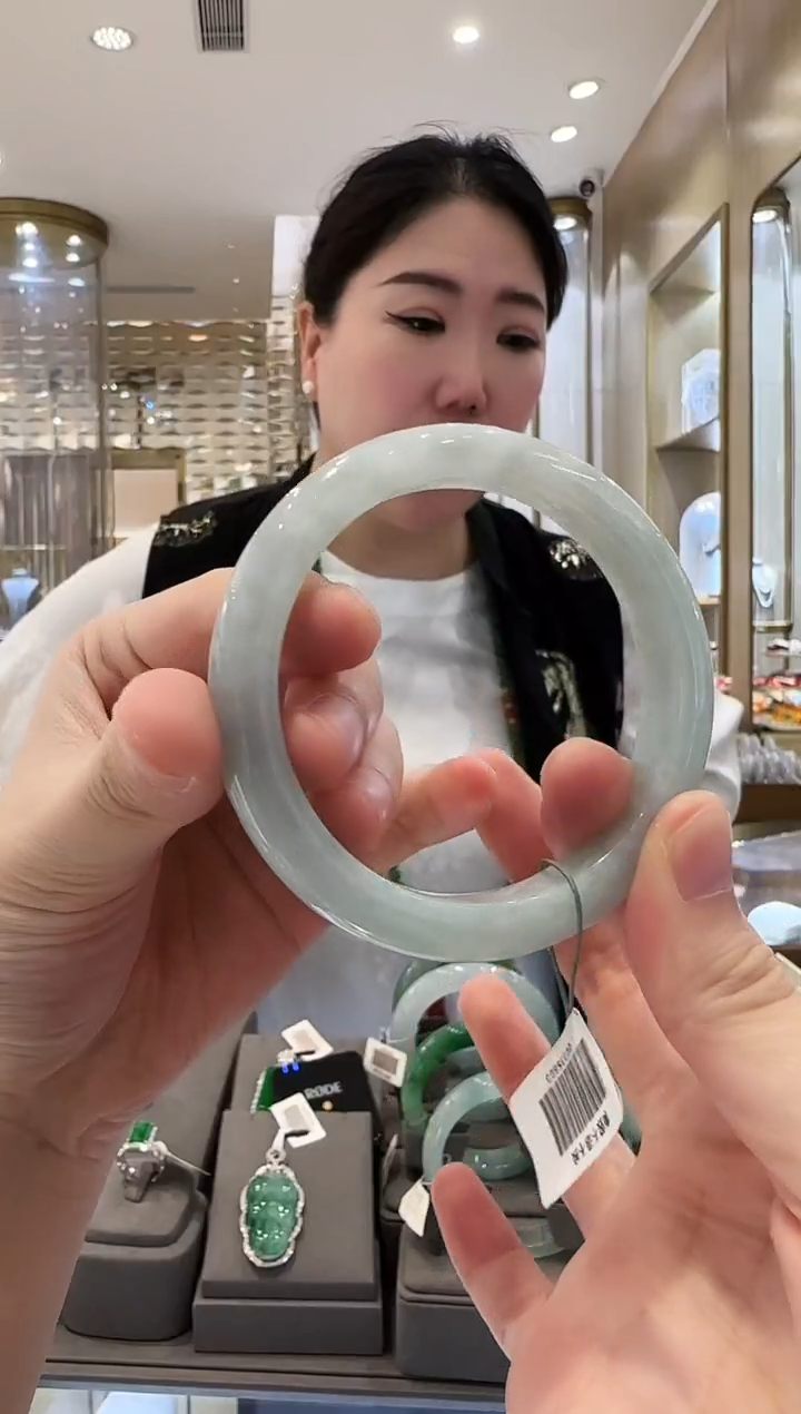 翡翠手镯未镶嵌12    圈口54-55  打灯小内纹  不退不换