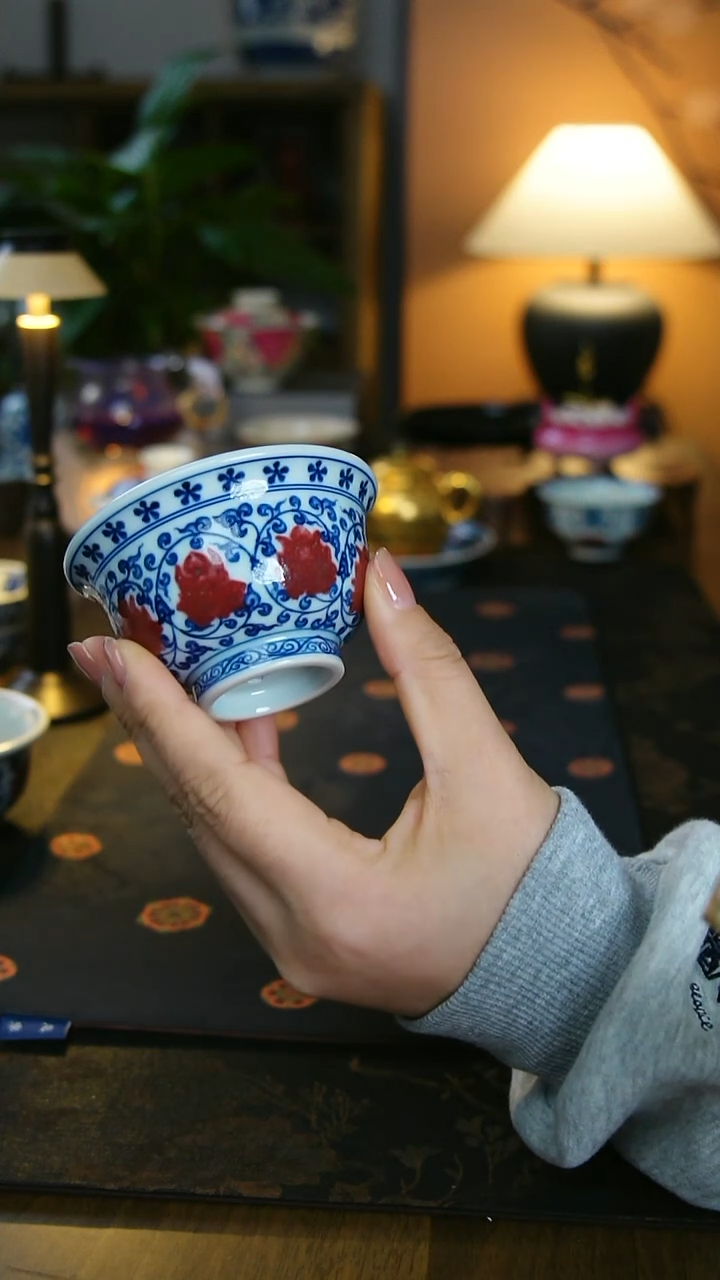 釉里红压手杯 双狮 