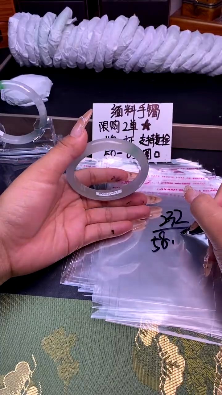 时尚女款缅料手镯232