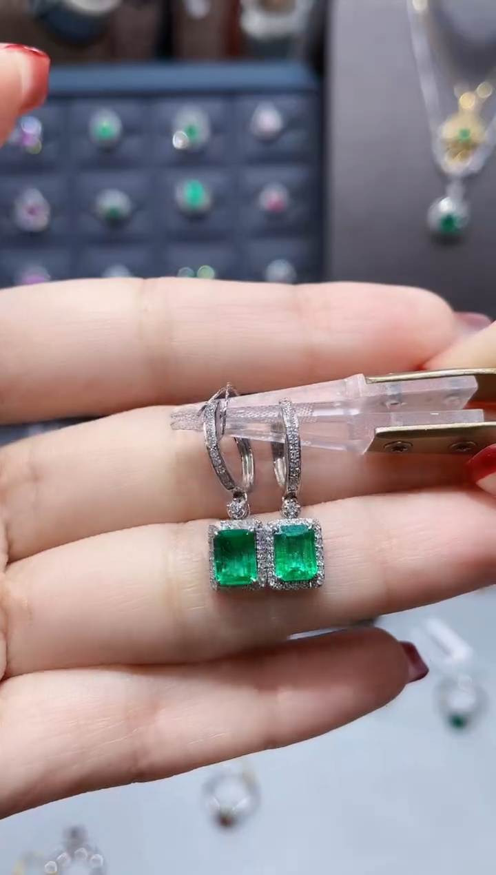 【闪购商品】祖母绿耳环18K金镶嵌1.37克拉