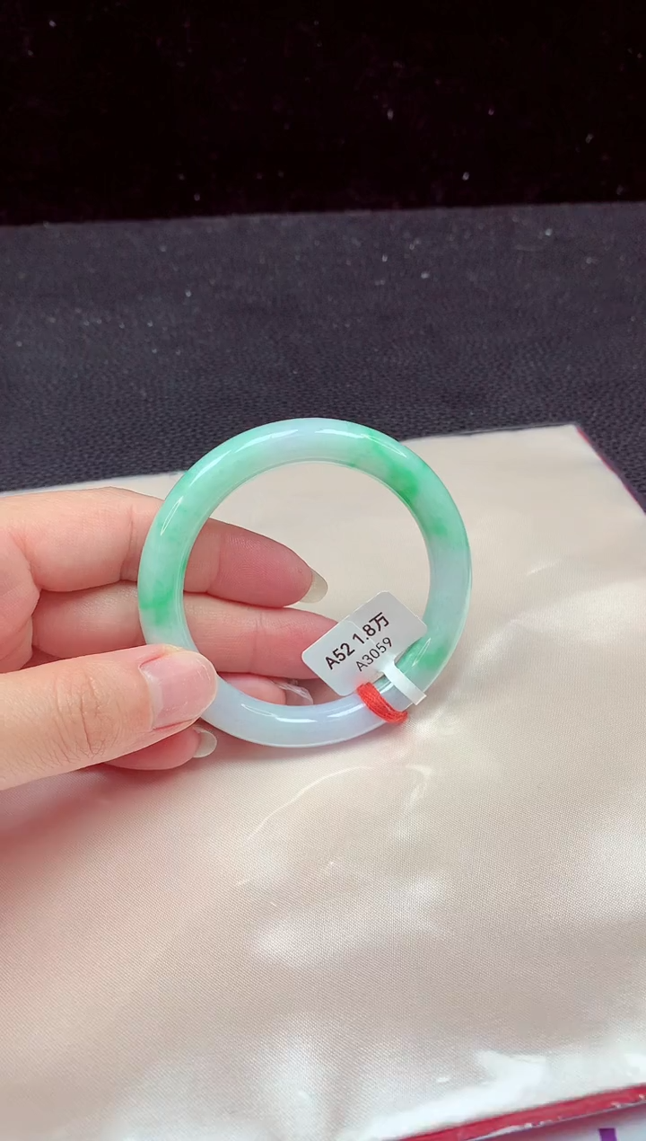 【闪购商品】翡翠手镯未镶嵌镯子52+
