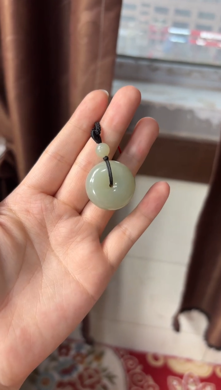 【闪购商品】和田玉吊坠(赠链)未镶嵌且末微色差近矿吊坠