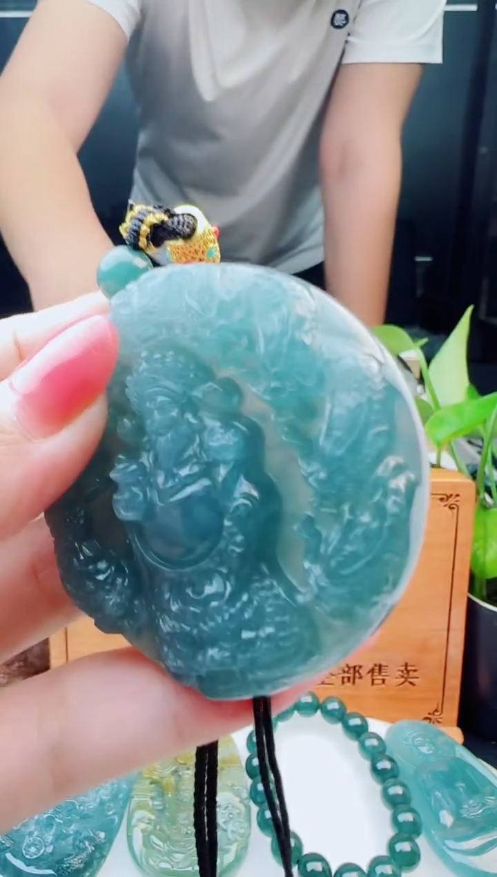 翡翠未镶嵌颈饰多样性发货其中一件