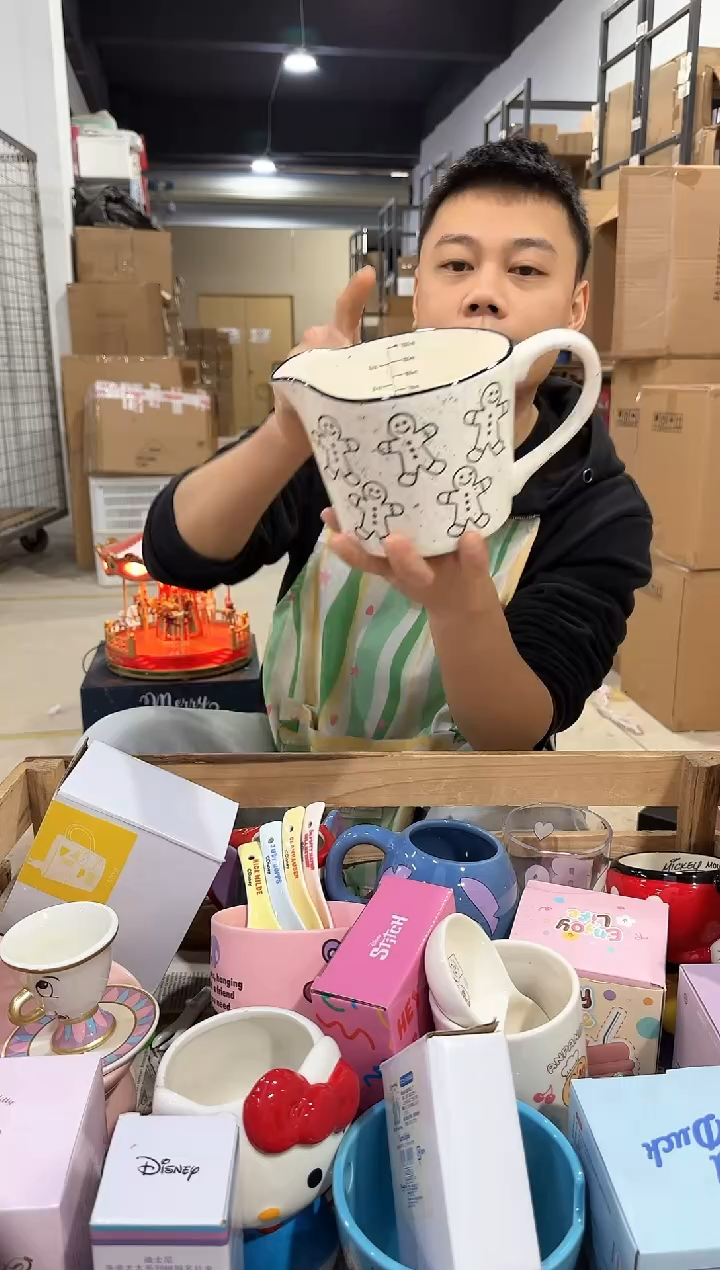 瓷片姜饼人奶壶  