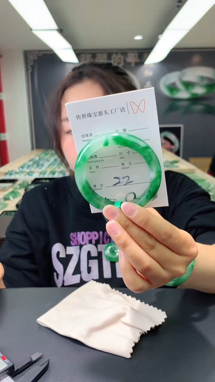 【闪购商品】石英质玉手镯未镶嵌53