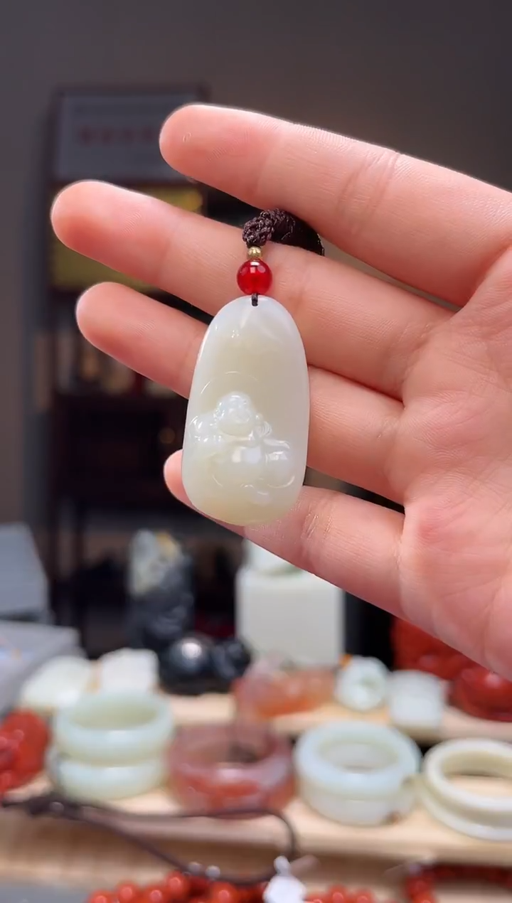 颈饰未镶嵌和田玉吊坠