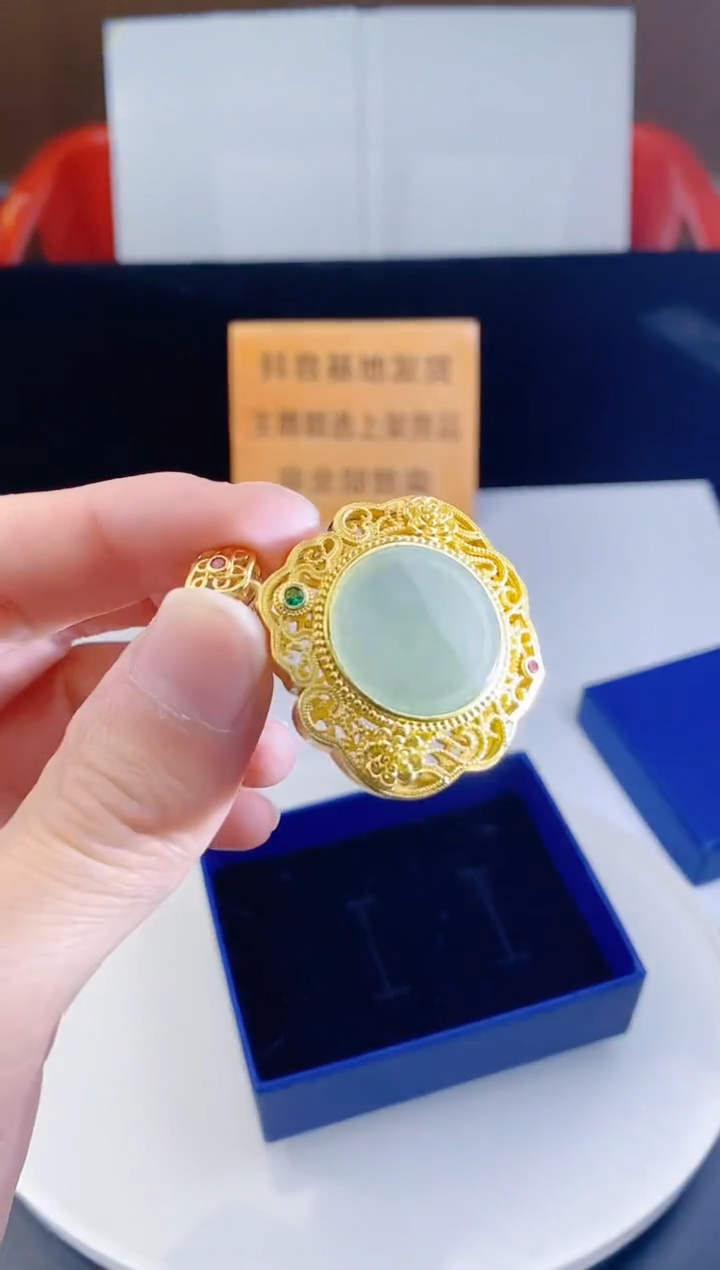 颈饰未镶嵌翡翠   