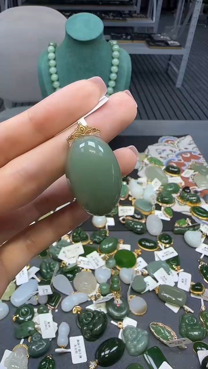 18K金镶嵌和田玉挂件1