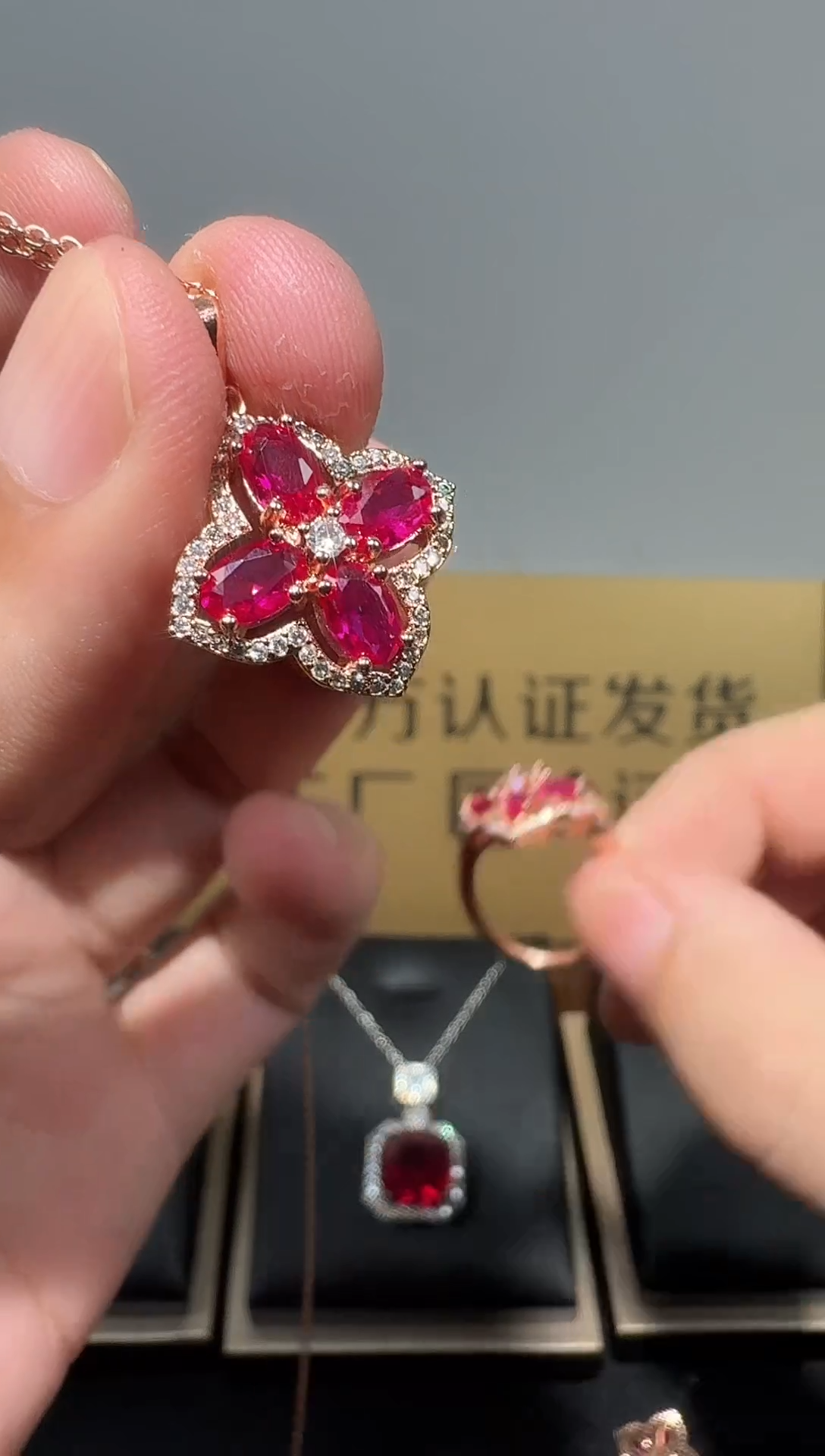 吊坠(赠链)18K金镶嵌红宝石111