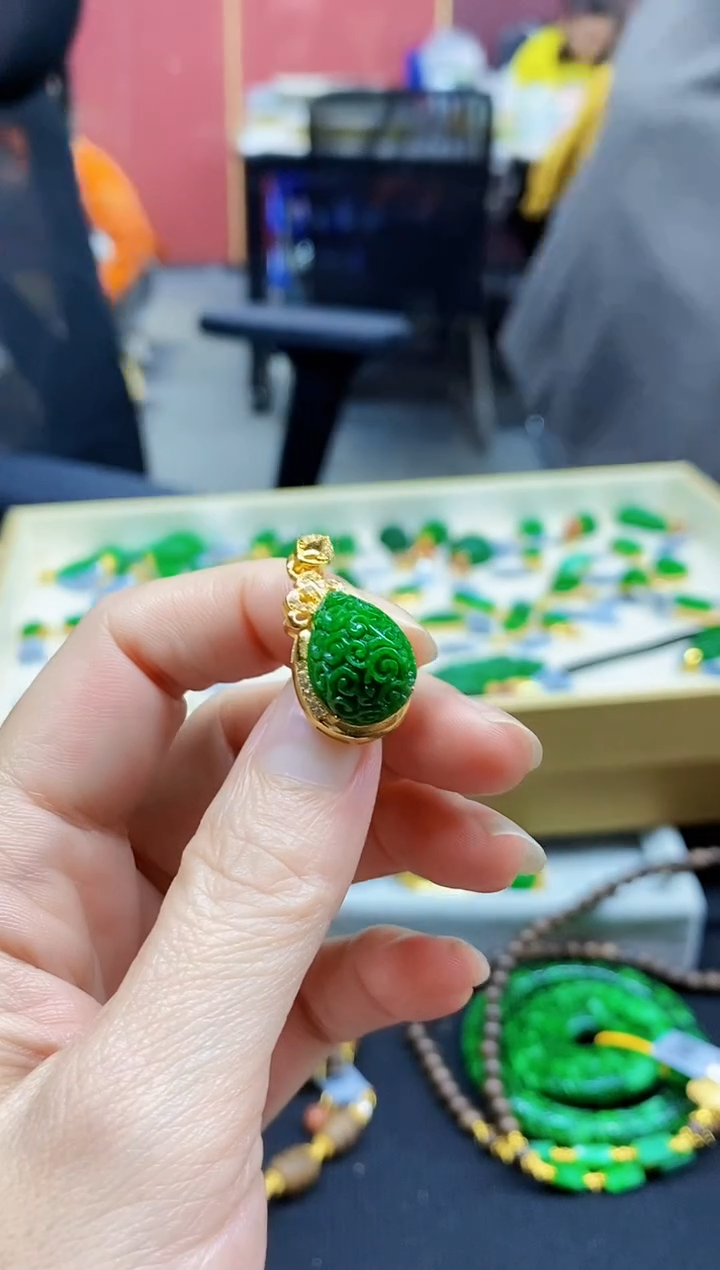 颈饰未镶嵌翡翠木**泽翡翠吊坠