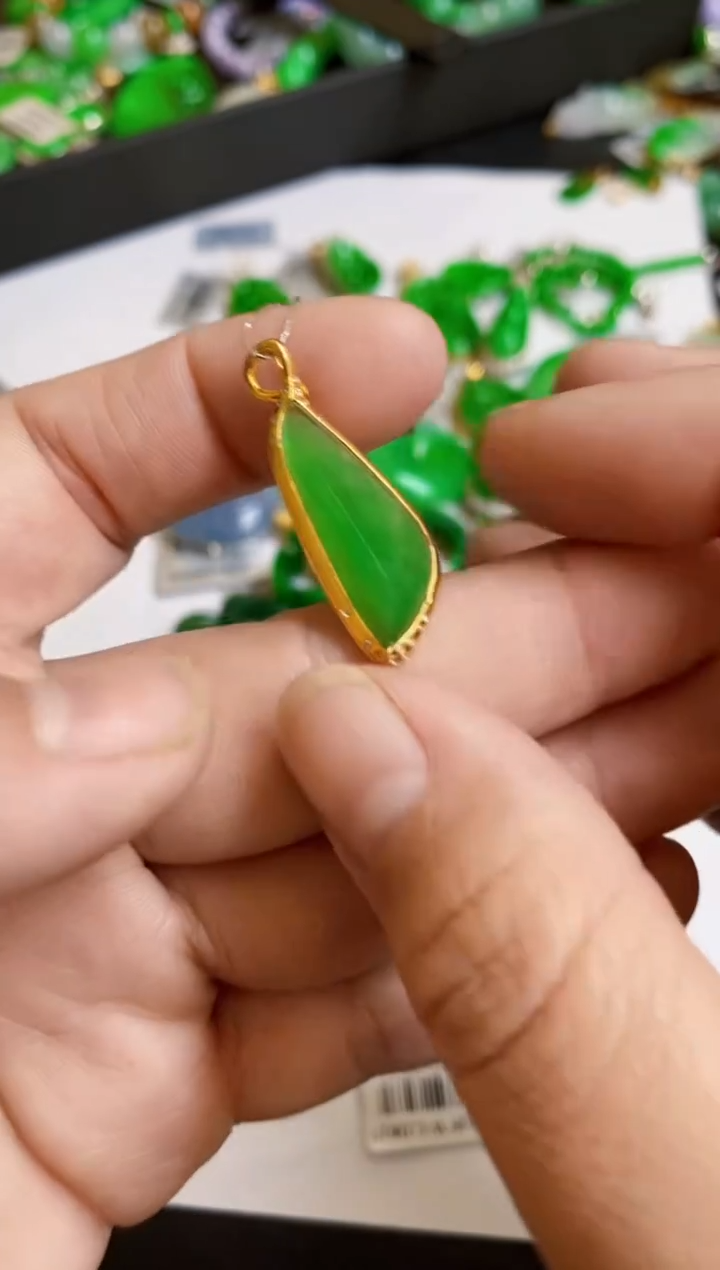 【闪购商品】翡翠颈饰18K金镶嵌吊坠
