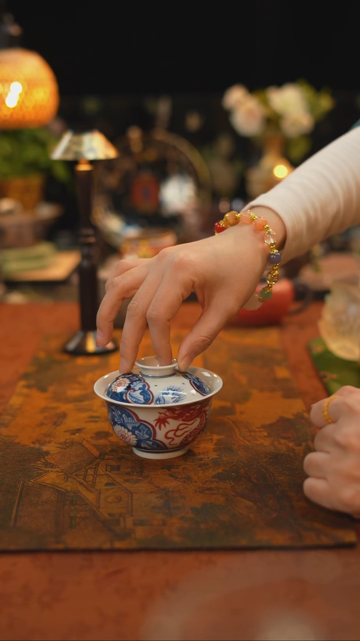 雨溪山房龙纹盖碗