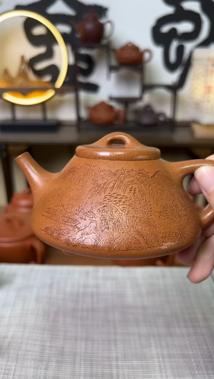 【闪购商品】段泥茶壶黄降坡子冶石瓢壶山水刻250CC-杨志琴