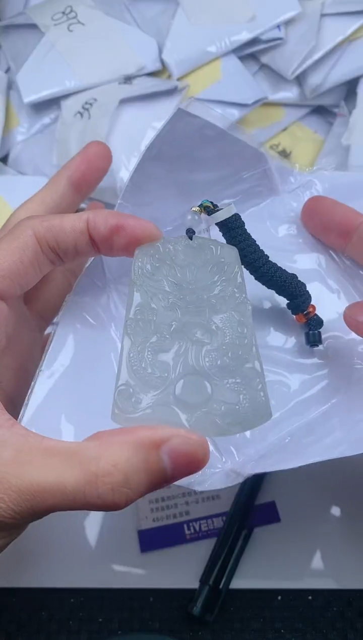 翡翠未镶嵌颈饰        